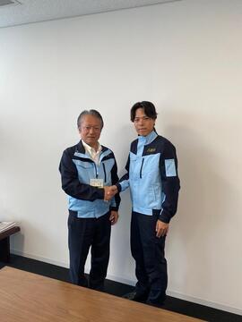 写真は派遣職員のうち1名