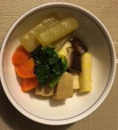 こまちゃんと春野菜の煮物