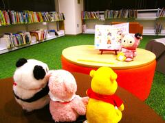 ぬいぐるみが絵本を読んでいる写真