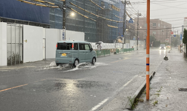 大雨時の市役所前道路