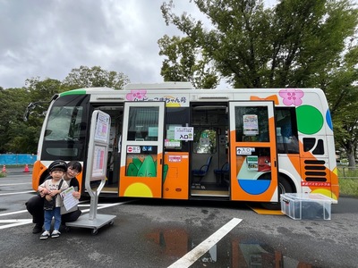 「ハッピーこまちゃん号」と写真撮影