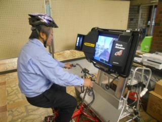 大山市長が自転車シミュレーターを体験している様子しました