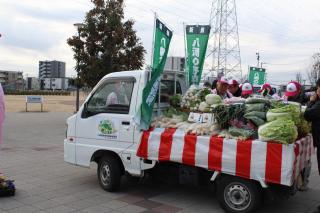 スティカーやのぼりなどで飾り付け、さまざまな野菜を積んだトラック