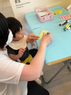 こいのぼりへメッセージ書き入れ